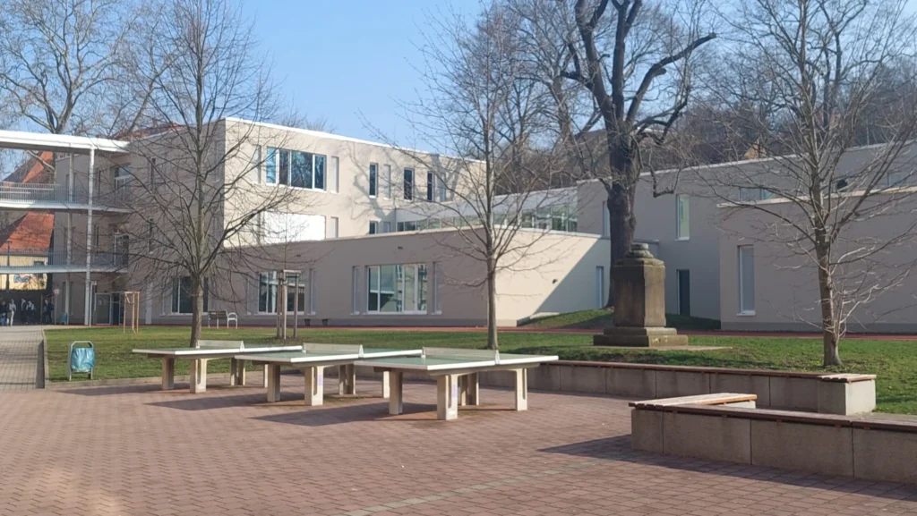 Bild-Blick-zum-Neubau-scaled