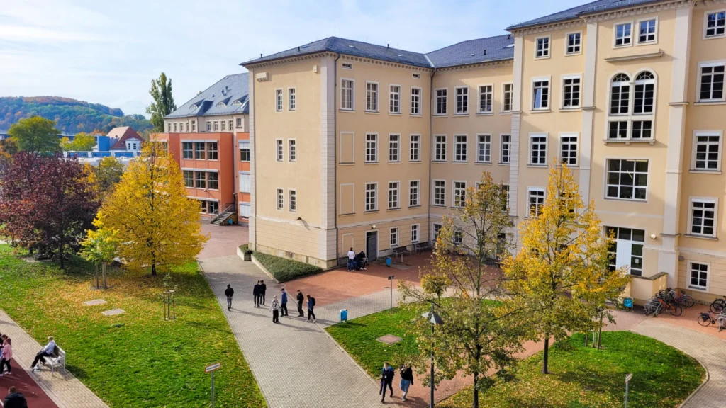 Bild-Schulhof-mit-Menschen-2048x1152